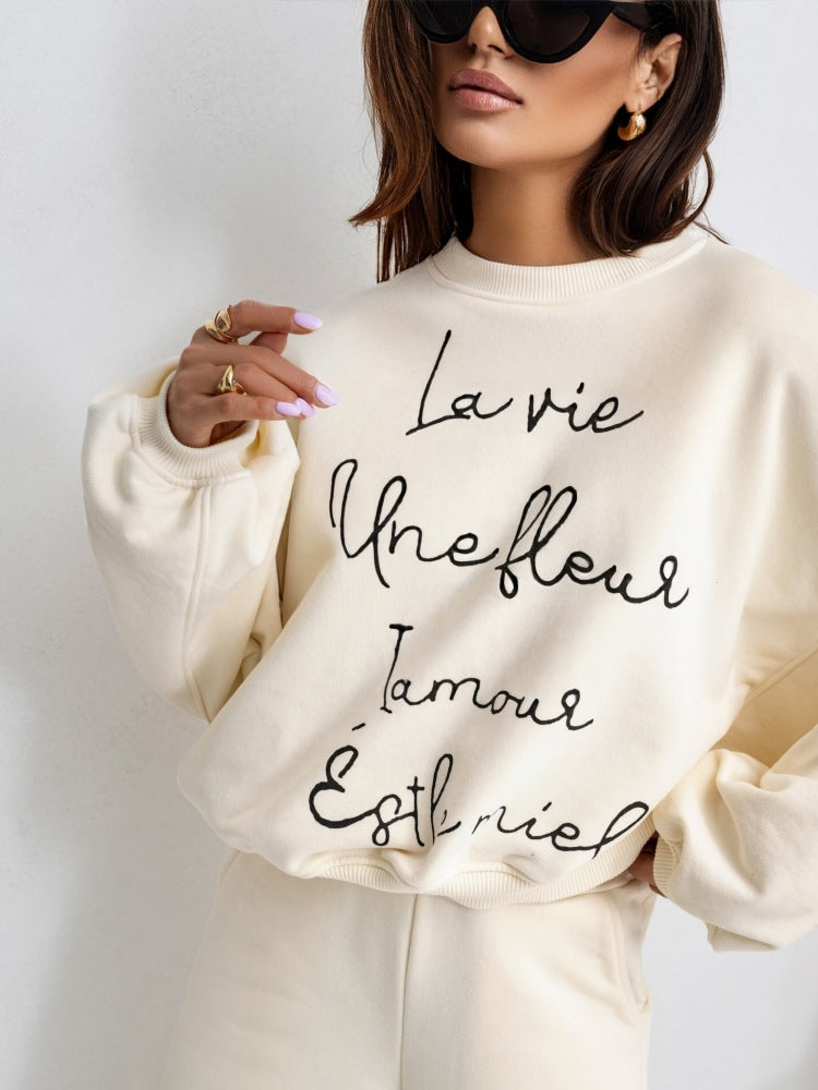 Comfortable sweatshirt for women with trendy inscription Lune London