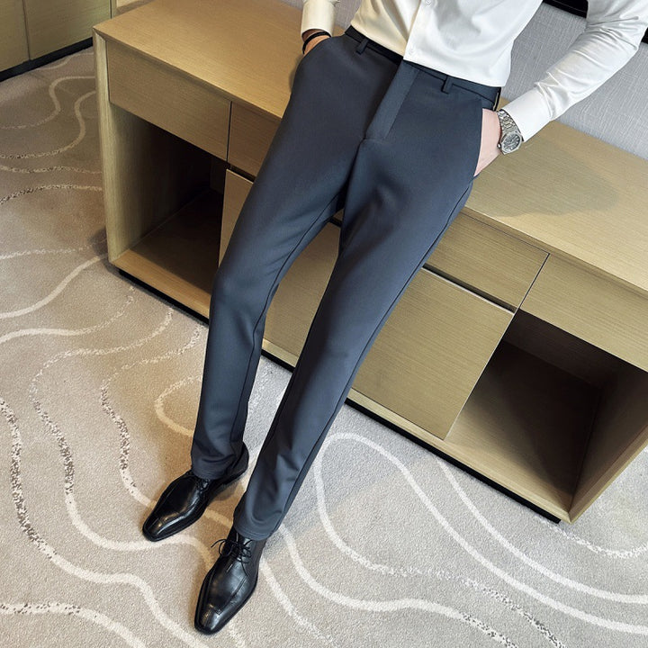 Elegant suit trousers for men in lightweight stretch material with side pockets Lune London