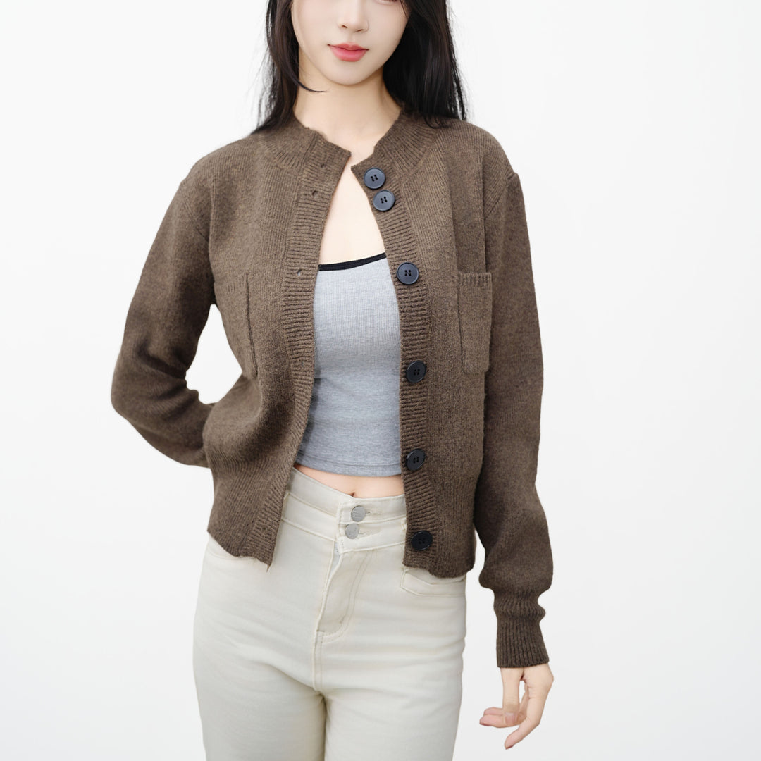 Cardigan pour femmes avec patte de boutonnage et poche poitrine pratique Chic & Stil