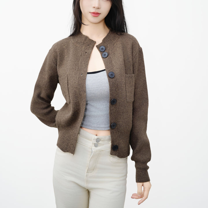 Cardigan pour femmes avec patte de boutonnage et poche poitrine pratique Chic & Stil