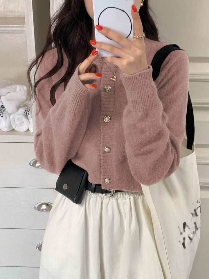 Cardigan confortable pour femmes avec des détails de boutons dorés et un élégant col en V Chic & Stil