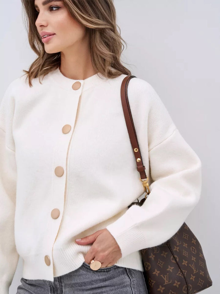 Cardigan tricoté à la mode pour femmes avec détails de boutons et matériau doux Chic & Stil
