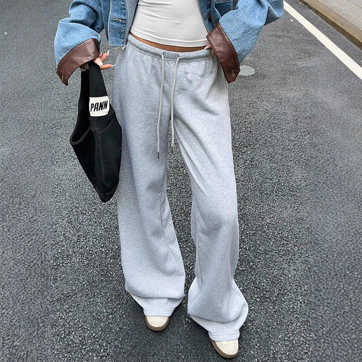 Women's sweatpants with a loose fit and elastic waist Lune London