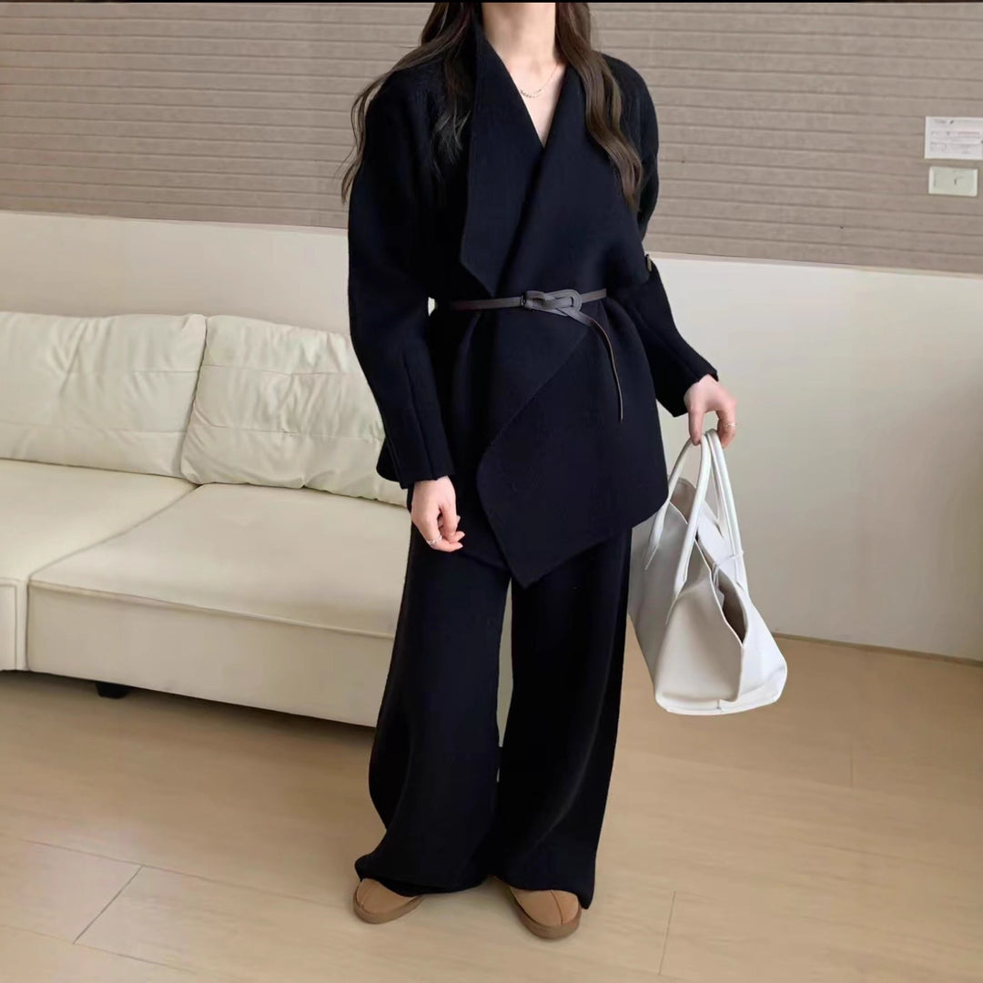 Blazer élégant pour femmes avec ceinture ajustée et texture fine Chic & Stil
