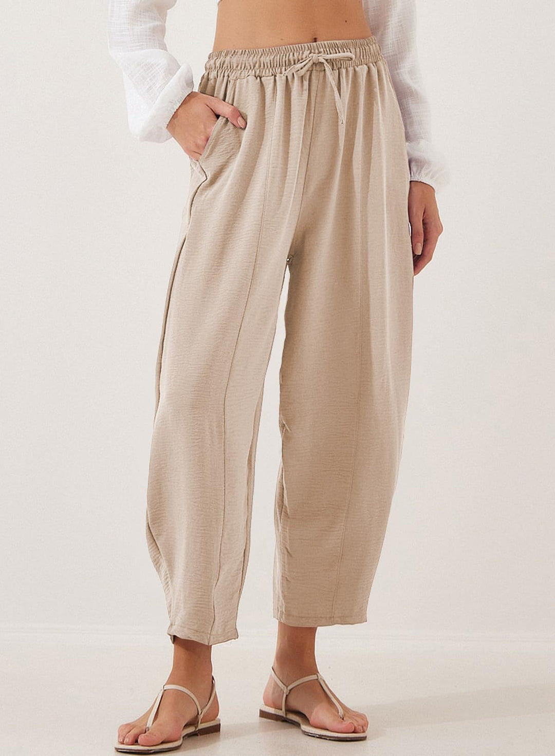 Women's Comfortable, loosely cut summer pants with elastic waistband and side pockets Lune London