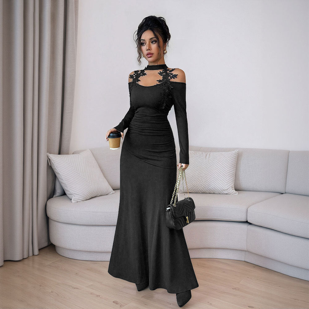 Robe de soirée ajustée pour femmes avec design à bretelles dénudées et accents floraux Chic & Stil