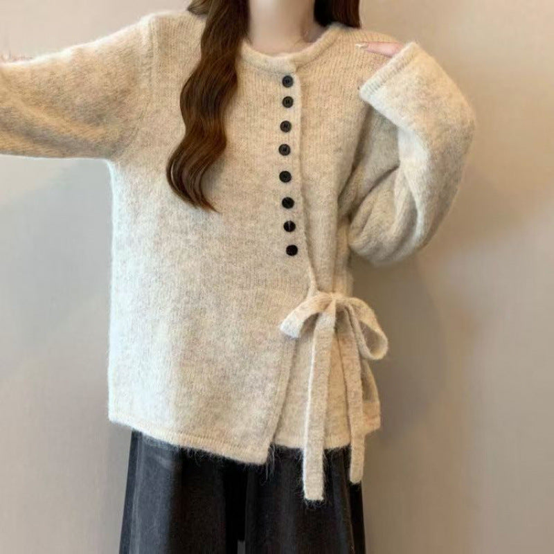 Cardigan élégant pour femmes avec des détails de bouton à la mode et une ceinture à nouer Chic & Stil
