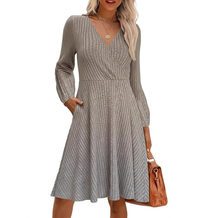Robe mini en viscose élégante pour femmes avec un haut structuré et des manches volumineuses Chic & Stil
