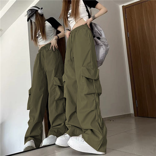 Women’s cargo pants in urban style with a loose fit and practical side pockets