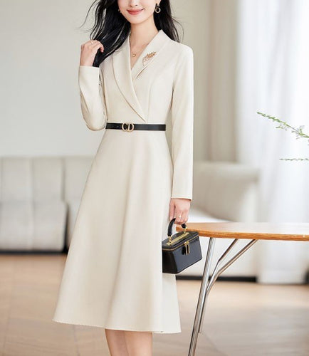 Robe enroulée élégante pour femme avec col à revers chic et ceinture ajustée Chic & Stil