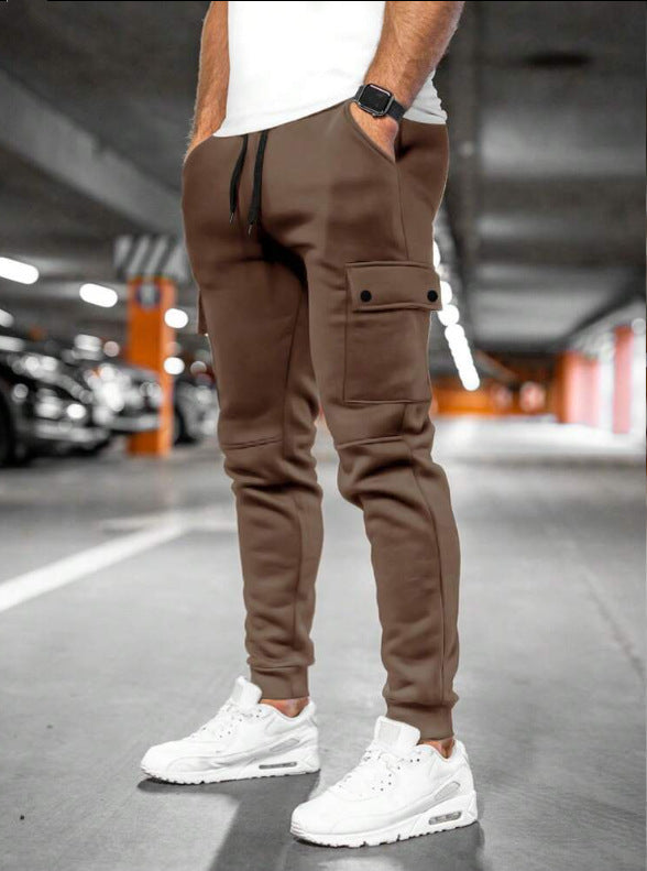 Sporty men's cargo sweatpants with practical side pockets Lune London
