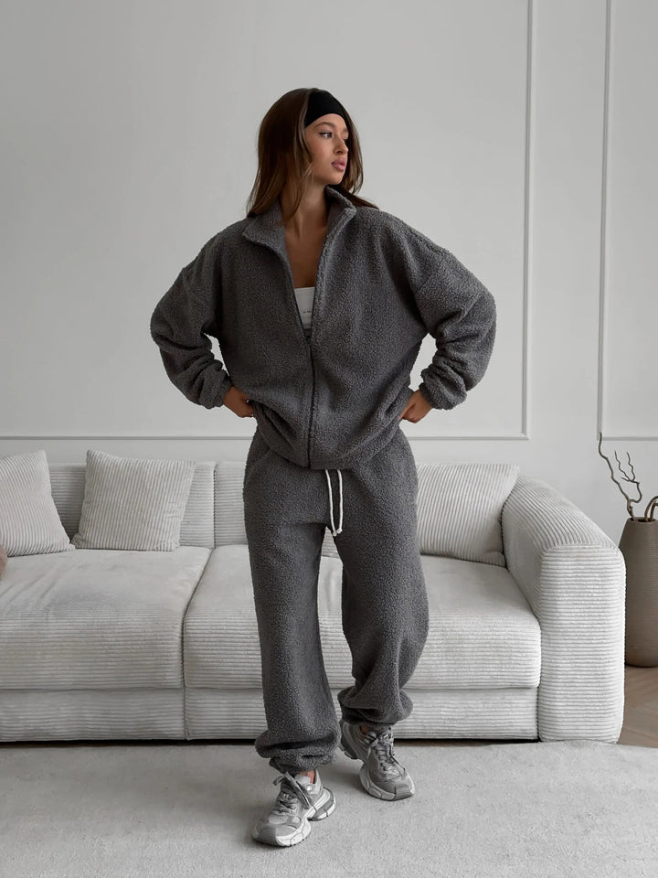 Women Robust fleece jogging set with high collar and practical pockets Lune London