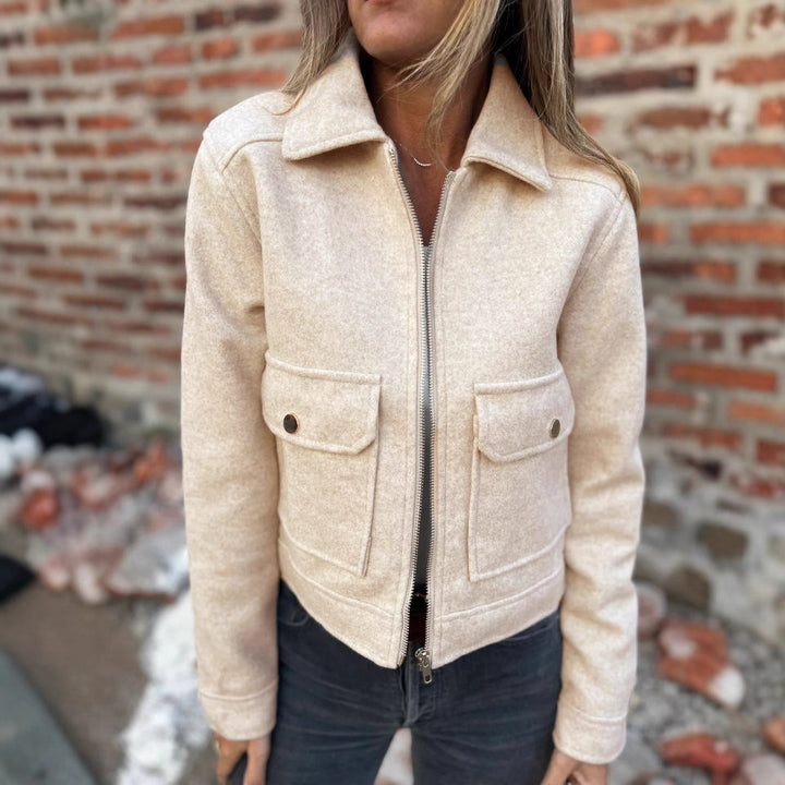 Veste féminine décontractée courte avec poches poitrine pratiques et fermeture éclair Chic & Stil