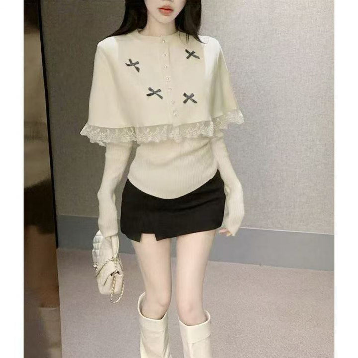 Blouse en tricot élégante pour femme avec bordure en dentelle et boutons décoratifs Chic & Stil