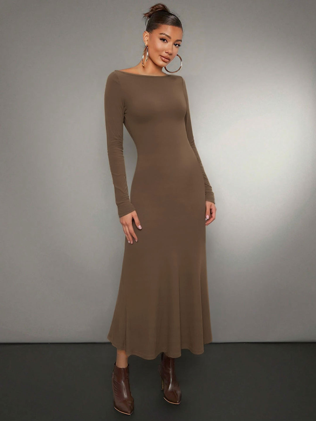 Robe midi à manches longues pour femmes avec un élégant col rond et un ourlet flottant Chic & Stil