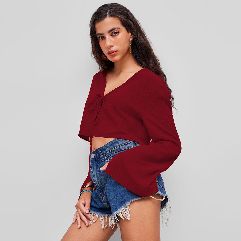 Haut court femme avec un profond décolleté en V et un nœud ludique Chic & Stil
