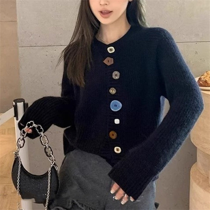 Cardigan en maille pour femmes avec des détails de boutons colorés et un matériau texturé Chic & Stil