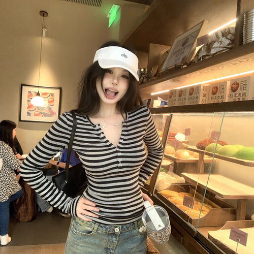 Women's long-sleeve shirt with modern stripes and button placket Chic & Stil