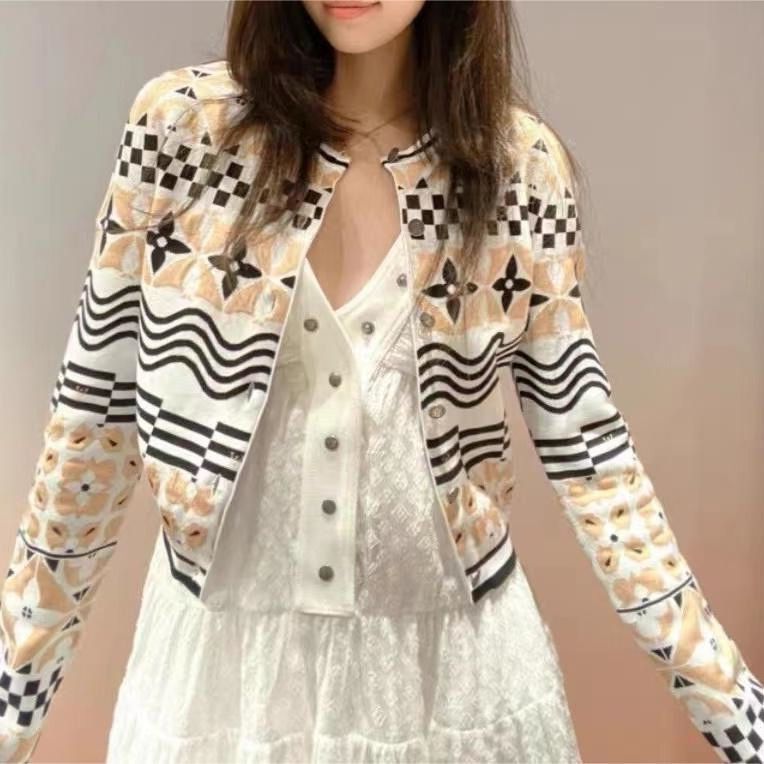 Trendy short jacket for women Lune London