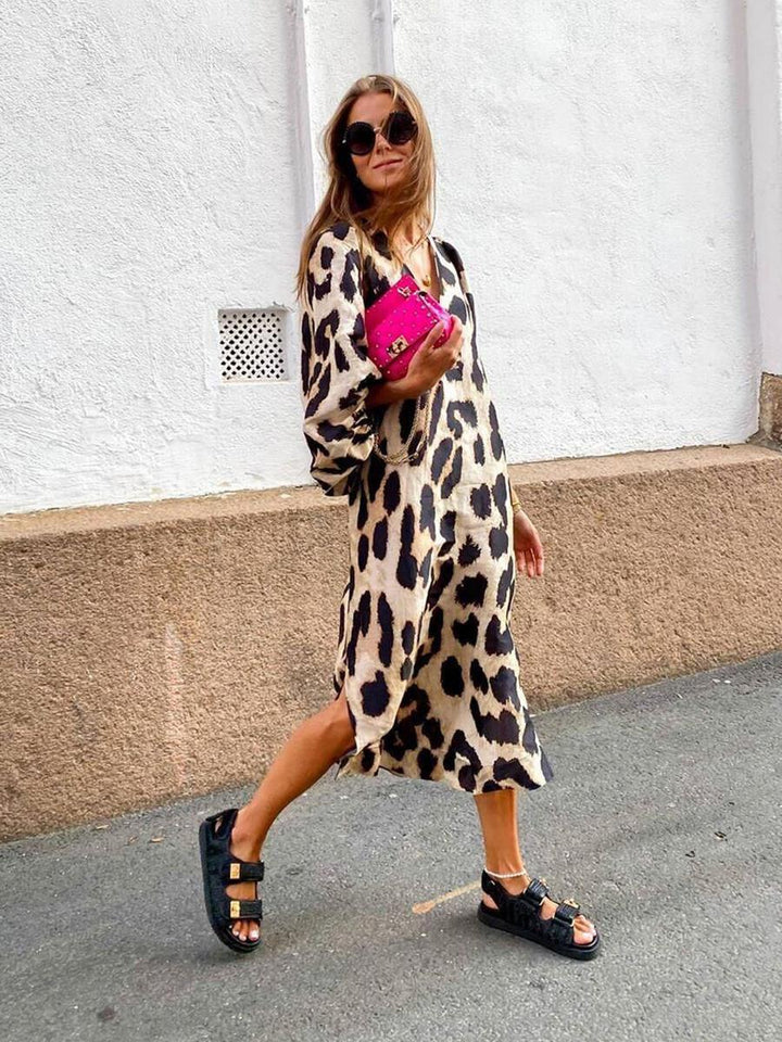 Elegant midi dress for women in leopard with V-neckline and wide sleeves Lune London