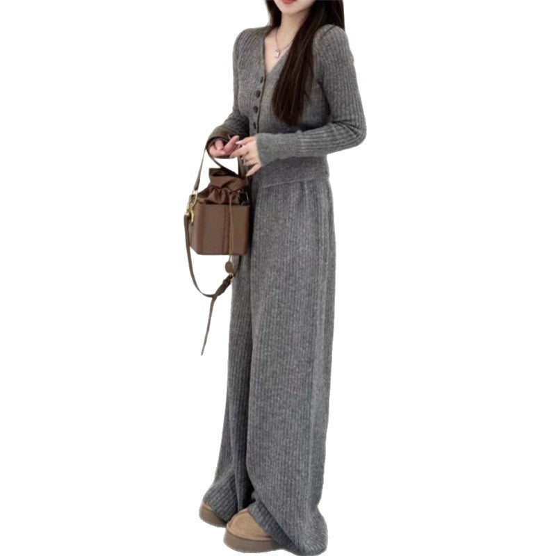 Costume tricoté pour femmes avec décolleté en V et détails de boutons Chic & Stil