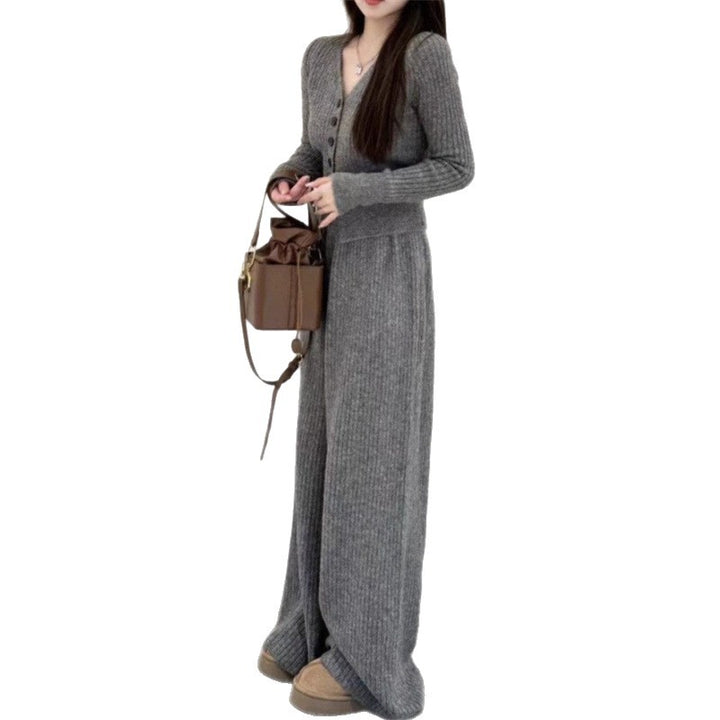 Costume tricoté pour femmes avec décolleté en V et détails de boutons Chic & Stil