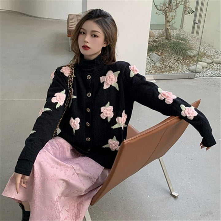 Cardigan pour dames avec motif floral élaboré et fermeture à boutons Chic & Stil