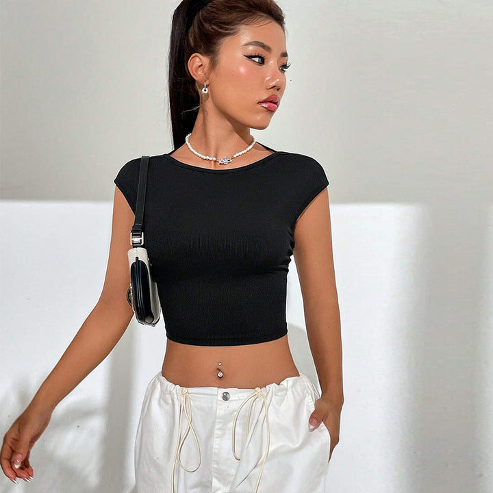 T-shirt court femme avec un design de côtelés harmonieux et un col rond à la mode Chic & Stil