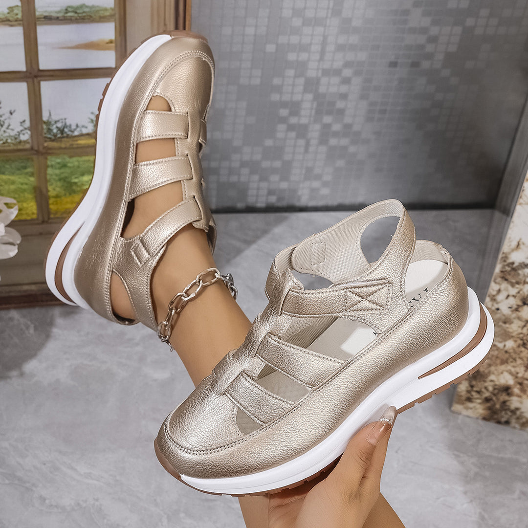 Comfortable sandals for women with fashionable crisscross straps and a breathable upper material Lune London.
