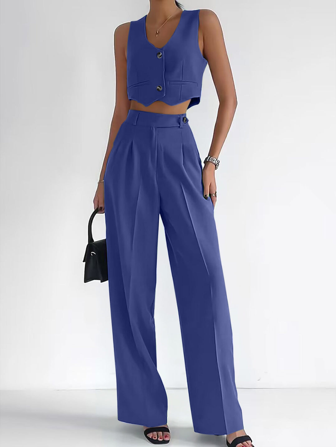 Women's trendy two-piece set with mid-calf pants and modern crop top Lune London