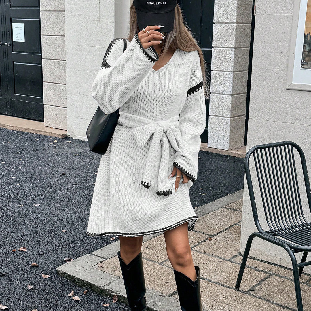Robe tricotée pour femmes avec ceinture réglable et détails optiques Chic & Stil