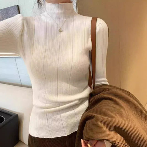 Pull en maille fine pour femmes à coupe moderne avec col haut Chic & Stil