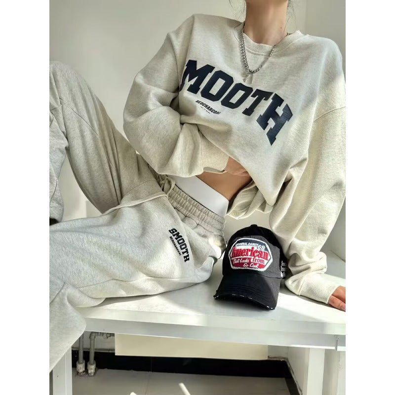 Women's set with cropped sweatshirt and comfortable jogging pants Chic & Stil