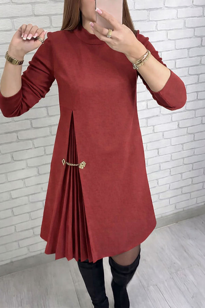 Robe pour femmes avec un design de plis élégant et une ceinture décorative Chic & Stil