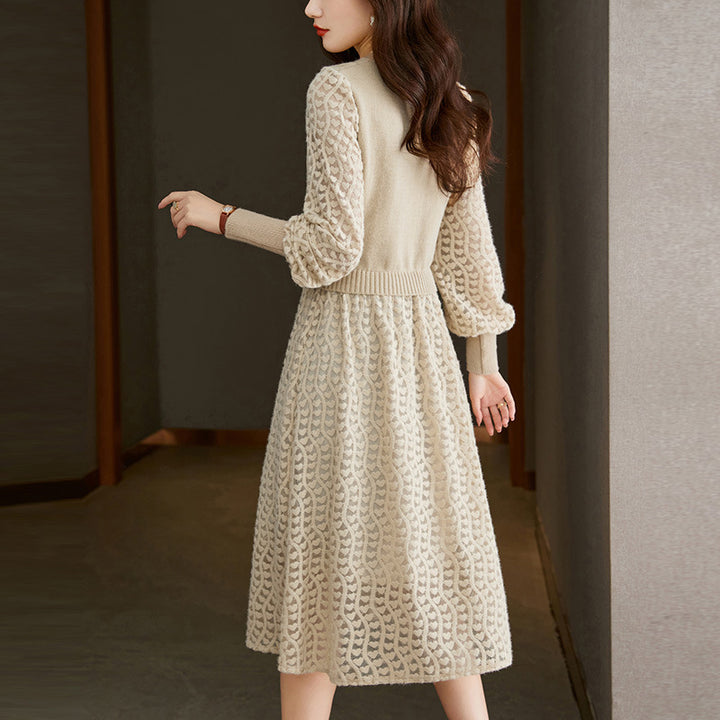 Robe tricotée pour femmes avec un haut texturé et une jupe A-line de longueur moyenne.