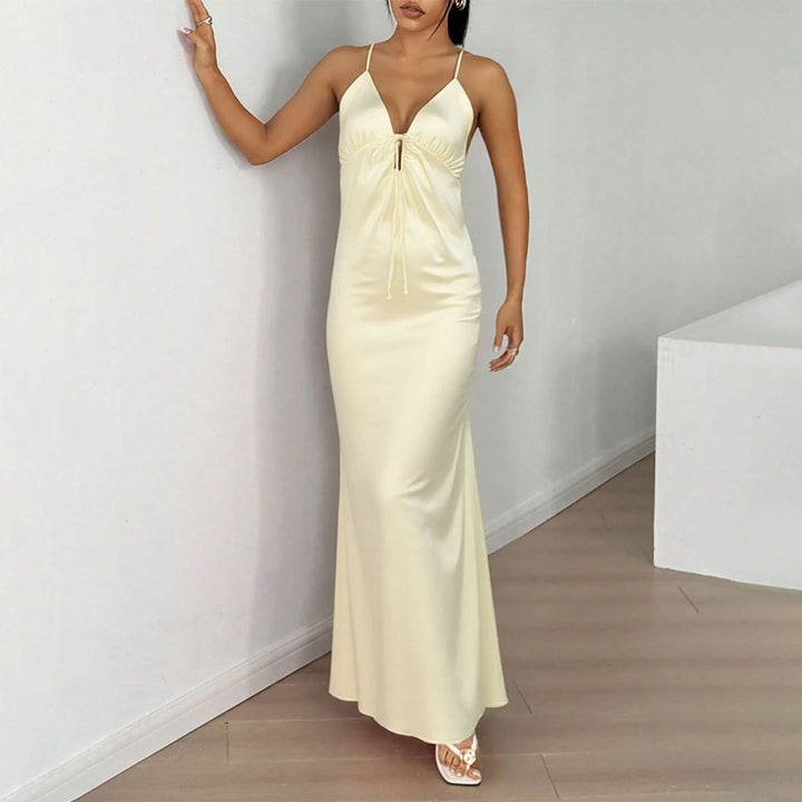 Robe longue à manches longues pour femmes avec un élégant col en V et un détail de laçage sophistiqué Chic & Stil