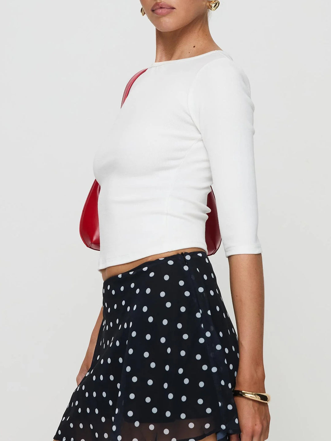 Cropped long sleeve shirt for women with an elegant round neckline and a cut that highlights the silhouette Chic & Stil