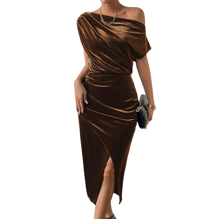 Robe maxi élégante pour femmes avec design à épaules dénudées et velours luxueux Chic & Stil