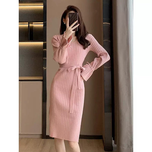 Robe tricotée pour femmes avec ceinture élégante et détails volants Chic & Stil