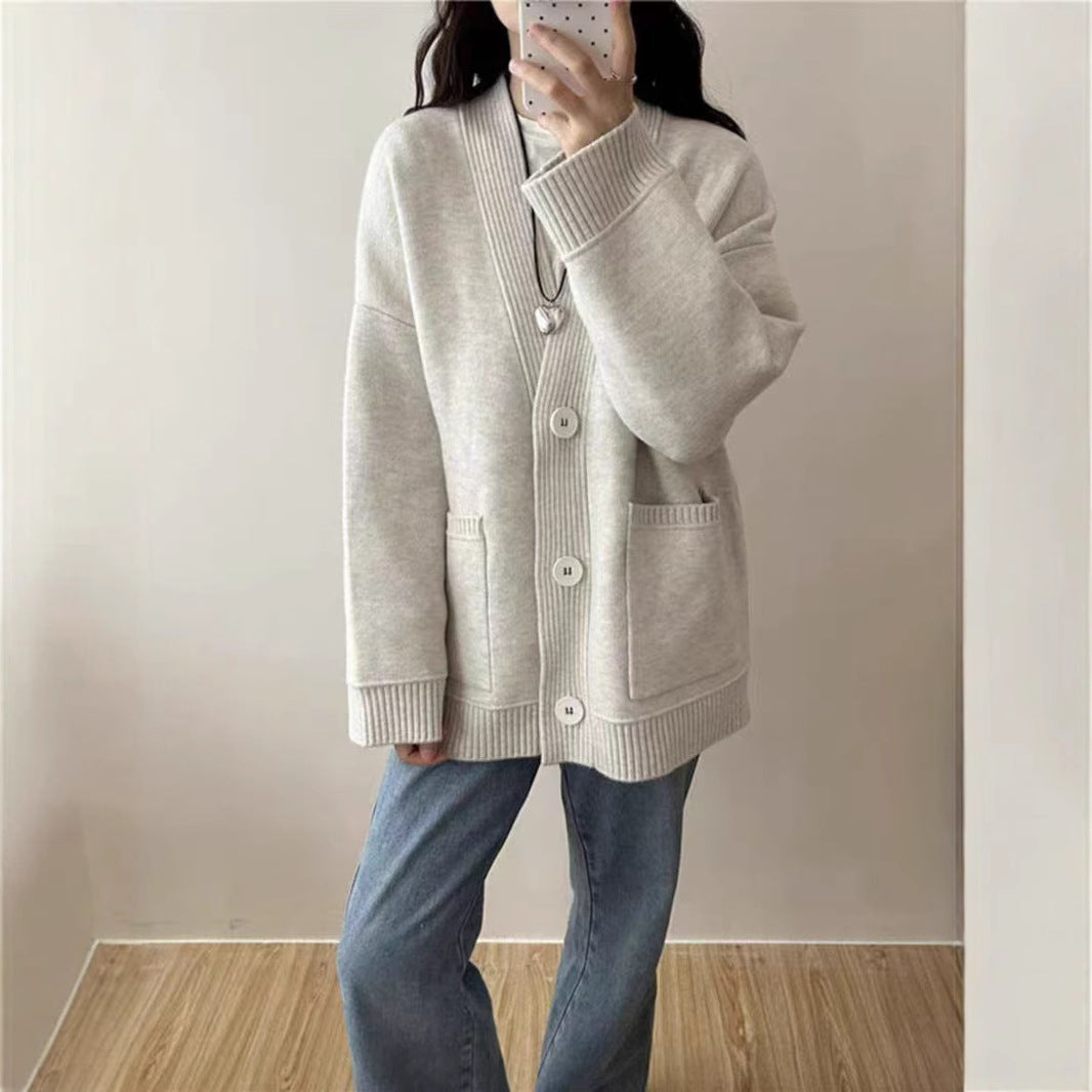 Cardigan pour femmes avec décolleté en V profond et poches pratiques Chic & Stil