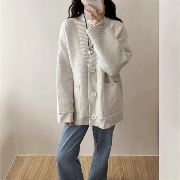 Cardigan pour femmes avec décolleté en V profond et poches pratiques Chic & Stil