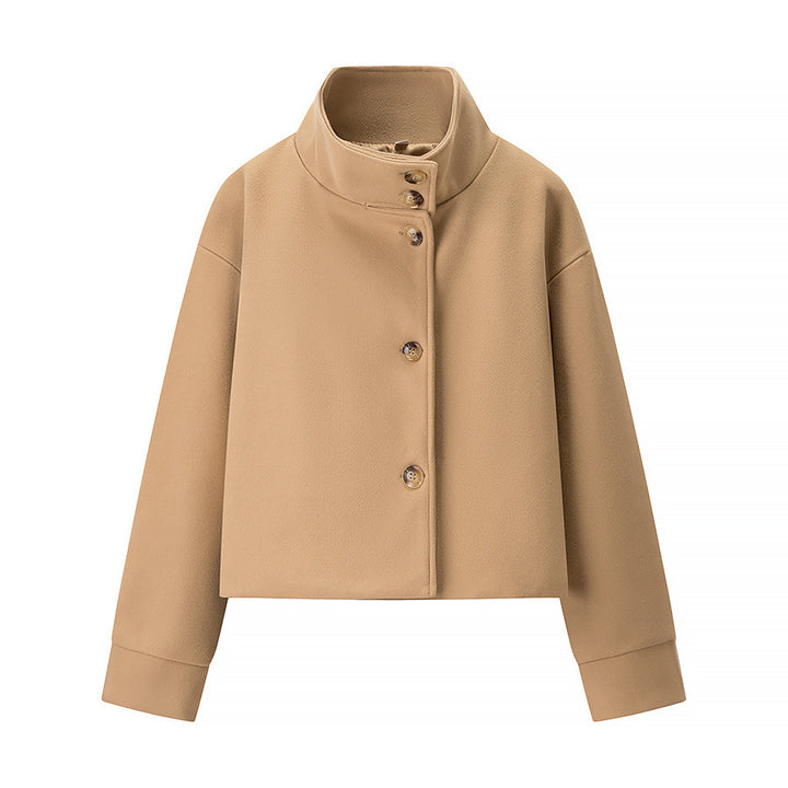 Veste féminine à la mode avec un élégant col montant et de jolis détails de boutons Chic & Stil