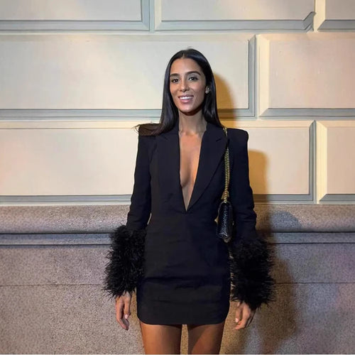 Robe Mini Élégante pour Femmes avec Décolleté Profond et Détails en Fleece Accrocheurs