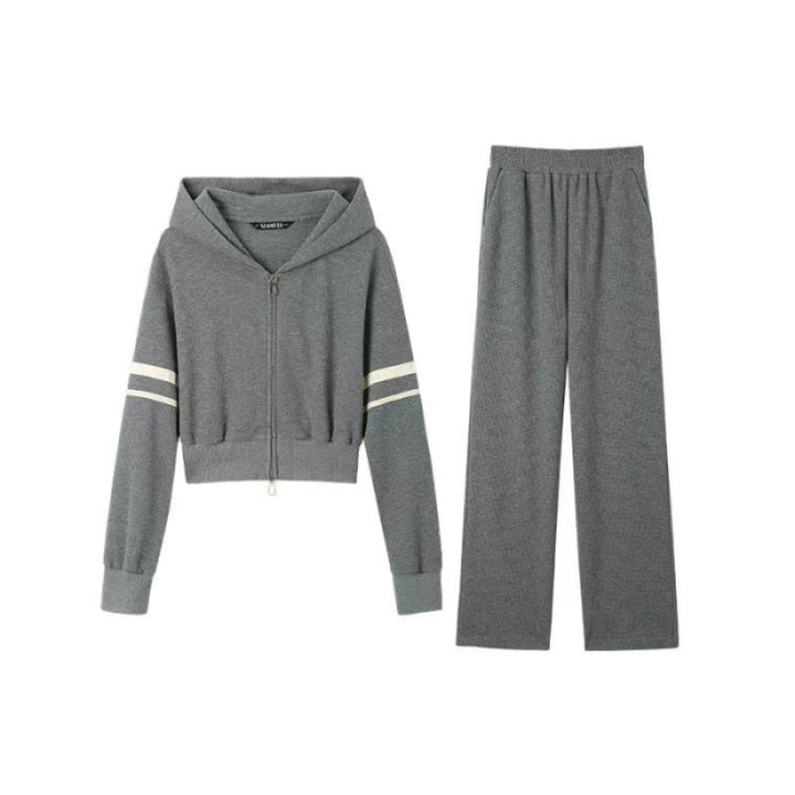 Women's sporty hoodie and jogging pants set with sporty zipper and wide cut Chic & Stil