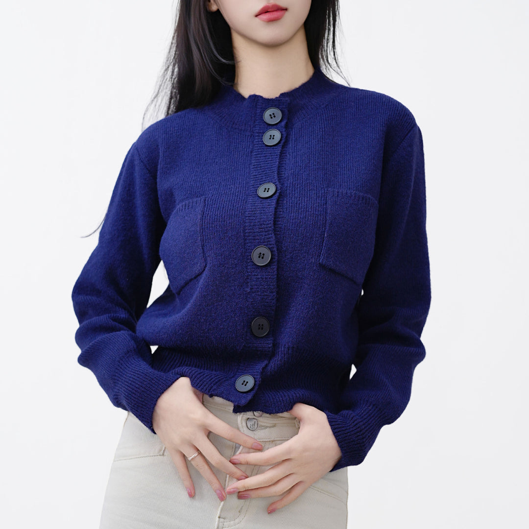 Cardigan pour femmes avec patte de boutonnage et poche poitrine pratique Chic & Stil