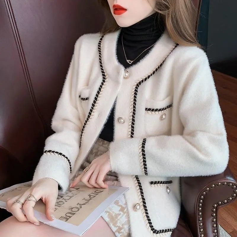 Cardigan pour femmes avec mélange de coton à la mode et boutons en perles brillants Chic & Stil