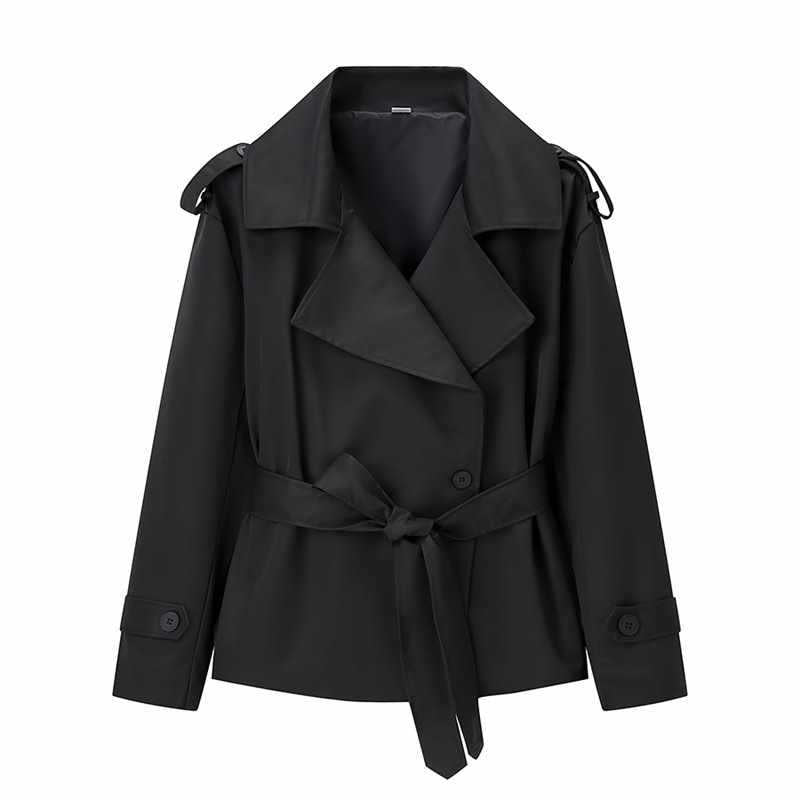 Elegant trench coat for ladies with a fitted cut and stylish details Lune London