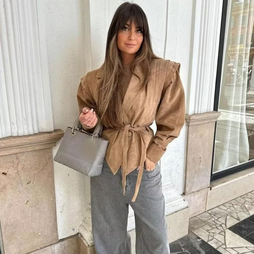 Veste en daim pour femmes avec ceinture et détails élégants aux épaules Chic & Stil