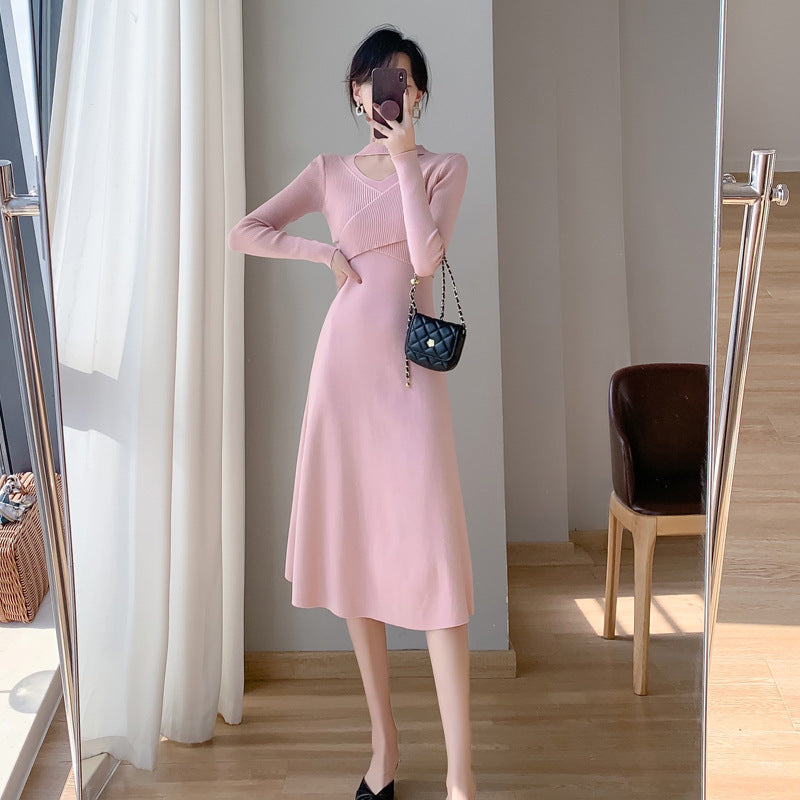 Robe tricotée pour femmes avec un design enveloppant à la mode et un détail découpé élégant