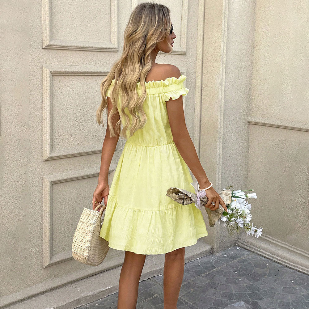 Robe d'été courte pour femmes avec un ourlet volant ludique et un design à épaules dénudées Chic & Stil